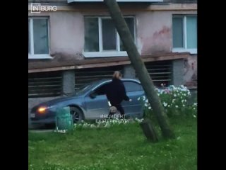 На Санаторной женщина разбила окно чужой машины  Инцидент произошел вечером 1 сентября. По словам нашего читателя,... (видео)
