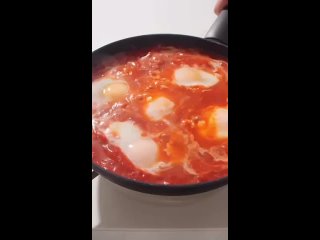 «Шакшука» на завтрак🍳   Ингредиенты: - лук - 1 шт - чеснок - 1 зубчик - сладкий перец - 1 шт - томатная паста - 1 ст.л... (видео)
