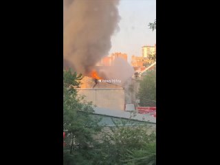 Эпичный пожар в центре города на Красноармейской. Возмодно возгорание произошло на территории воинской части.  Сейчас... (видео)