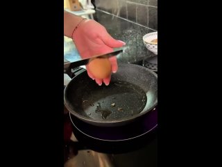 Сегодня у нас на завтрак яичница с песнями от Анны Семенович🍳 (видео)