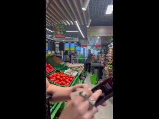 В екатеринбургской «Монетке» покупатели избили продавца.  Инцидент произошёл в магазине на Сибирском тракте, 9. По... (видео)