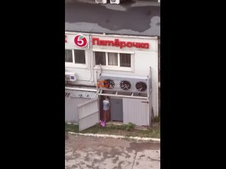 Мужчина в женской юбке ворвался в магазин, срезал медные трубы и скрылся  Все произошло на Каширской. Местные жители... (видео)