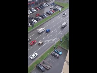 На оживлённом перекрёстке Белинского и Декабристов полуголый мужчина устроил хаос на дороге.   Он сначала ворвался в... (видео)
