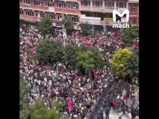 Больше 500 человек пострадали в ходе протестов в Непале. Люди подожгли отель Hilton, резиденцию премьера, президента и... (видео)