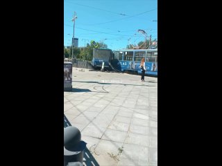 На площади Коммунаров трамвай сошёл с рельс  Видео: канал "E1.RU | Новости Екатеринбурга" (видео)