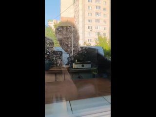 😅Видео не для слабонервных: москвичи подошли к ларьку с шаурмой до открытия и увидели, как повар сушит свои носки на... (видео)