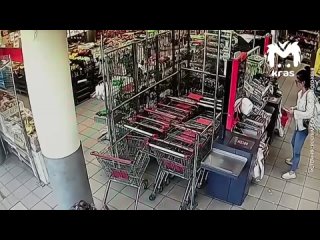 Крысиный поступок совершили двое жителей Красноярска — наворовали сыра на сумму больше 13 000 рублей    Мужчину поймали... (видео)