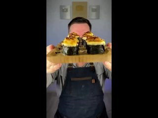 Запеченные роллы😍  Ингредиенты: - круглозерный рис - 200 гр - вода - 225 гр - рисовый уксус - 20 мл - сахар - 1 ст.л -... (видео)