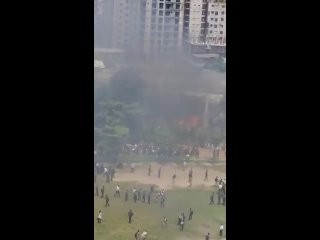😱Не менее 19 человек погибли, еще 150 пострадали при крушении военного самолета в столице Бангладеш    Учебный самолет... (видео)