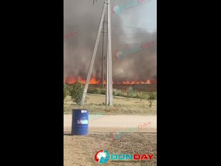 Крупный пожар сухой травы в селе Покровское под Таганрогом.   Огонь охватил значительную площадь, а густой чёрный дым... (видео)