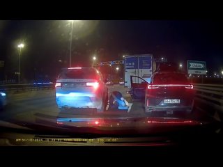 31.10.25 в 18:24 на съезде со внутреннего кольца КАД на Таллинское шоссе в сторону проспекта Маршала Жукова два... (видео)