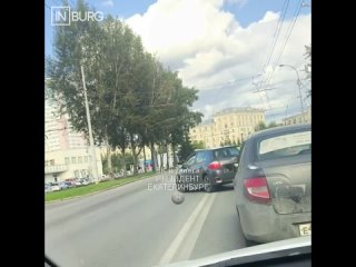 И дальше что? Ну пусть в ГИБДД скорее мчится, пожалуется. Этот "читатель"  наверняка и в кустах с камеркой сидеть на... - Tema S