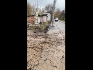 От подписчика:  «Большая проблема на улице Яблоневая. Положили долгожданный новый асфальт, но происходит незаконная... (видео)
