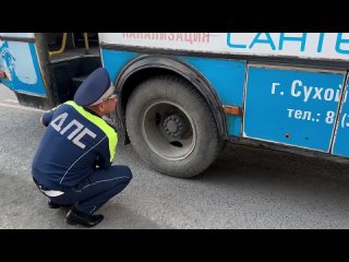 В Сухом Логу автобус сбил насмерть человека на остановке.    Водитель автобуса ПАЗ начал движение и наехал на пешехода... (видео)