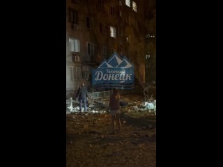 Удар украинских террористов пришёлся прямо по подъезду дома   Жители сообщают, что не могут выйти из подъезда жилого... (видео)