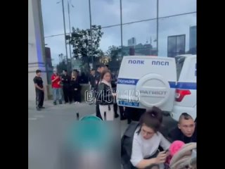 Местные медиа пишут, что вчера вечером возле ТЦ "Пассаж" задержали женщину с ребенком  По данным канала "Zloy_ekb 18+ |... (видео)
