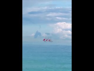 Парящий в воздухе корабль с алыми парусами: в Сочи снова фата-моргана  Фата-моргана — редкий(?) вид миража, искажающий... (видео)