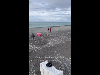 В Сириусе активно чистят береговую линию после шторма   📹 prekrasnaya_polyana (видео)