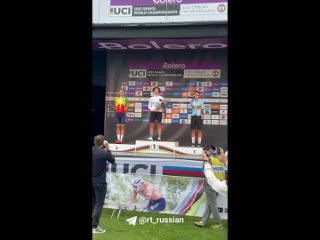 Российская велогонщица выиграла золото в Нидерландах и спела гимн РФ на церемонии награждения