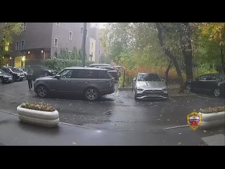 Пожилой человек на Новослободской улице обнаружил пакет с иностранной валютой на сумму 1,6 миллиона рублей и забрал... (видео)