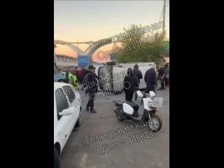 В Одессе местные избили сотрудников ТЦК и перевернули их автобус    Военкомам в Одессе дали отпор, когда те занимались... (видео)