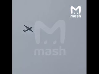 Одни из последних кадров разбившегося Ан-24 — здесь он совершает второй круг перед попыткой захода на посадку. Самолёт... (видео)