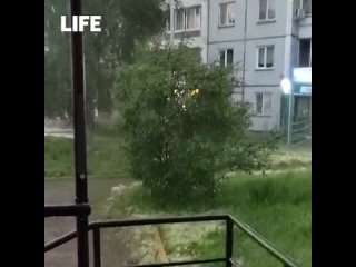 На Красноярск обрушилась непогода. В городе и окрестностях бушуют ливни и сверкают молнии.   А как у вас с летней... (видео)