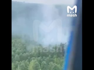 Кадры поисковой операции разбившегося Ан-24 с борта вертолёта. Видны обломки фюзеляжа самолёта в огне.    Живых людей с... (видео)