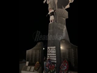 Крымские пацаны сломали себе жизнь, решив «повисеть» на Обелиске Славы — силовики проверяют парней, а их дело взяли на... (видео)