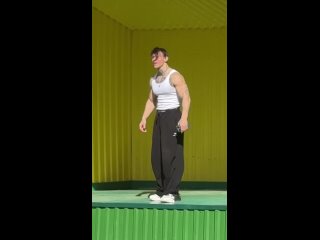 На концерт Niletto в Екатеринбурге никто не пришел.   Из-за задержки рейса в Москву певец неожиданно выступил во дворе... (видео)