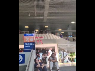 Обстановка в питерском аэропорту — пассажиры жалуются на массовые задержки и лютую жару    Вот уж откуда-откуда, а из... (видео)