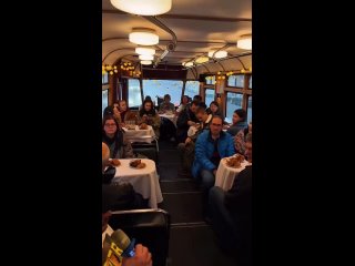 В Санкт-Петербурге появились необычные трамвайные прогулки, где пассажирам предлагают безлимитный сидр и свежую горячую... (видео)