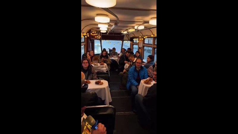 В Санкт-Петербурге появились необычные трамвайные прогулки, где пассажирам предлагают безлимитный сидр и свежую горячую... (видео)