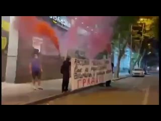 😡 В Тбилиси устроили провокацию у отеля с российскими фехтовальщиками    Возле гостиницы в Тбилиси, где размещены... (видео)