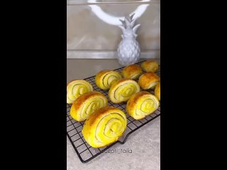 Творожные булочки🥐   Ингредиенты: - творог 9% - 250 гр - сахар - 100 гр - яйцо - 2 шт - соль - 1/3 ч.л - ванилин - по... (видео)