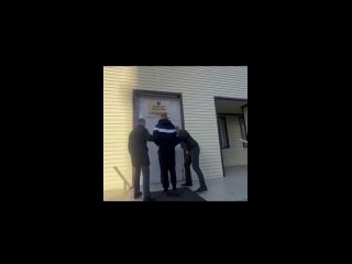 В Челябинске казах порвал паспорт России на камеру и заявил, что ему плевать на российское гражданство.  Участник этого... (видео)