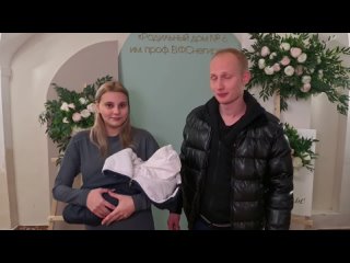 Полицейские встретили из роддома еще одну маму с малышом, который без их помощи родился бы в машине.  Молодая пара 20... (видео)