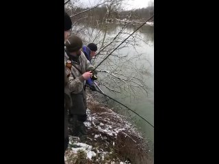 Однажды на рыбалке! Это было эпично (видео)
