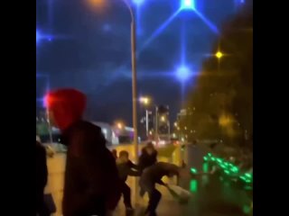 😡В Екатеринбурге подростки жестоко избили пенсионера в автобусе  Конфликт начался на остановке, когда пенсионер сделал... (видео)
