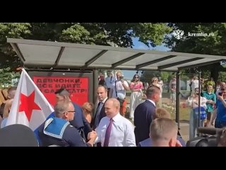 ⭐️ Путин пообщался с жителями и гостями Петербурга на Дворцовой площади  «Я три года служил на Северном флоте. Все,... (видео)