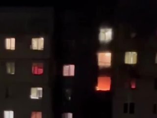 🔞 Жесть! Крики людей доносятся из горящего дома в Донецке    В Ленинском районе Донецка горит дом после удара БПЛА... (видео)