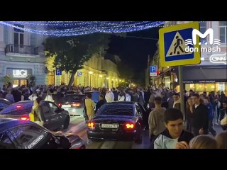 Движуху с громкой музыкой устроила вчерашним вечером компания парней на Соборном. Из-за этого образовалась большая... (видео)