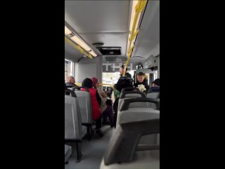 👵👨🦳Сегодня отмечается День бабушек и дедушек.  Вот эти милые ребята сегодня утром заходили в автобусы с цветами и... (видео)