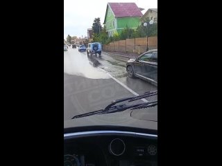 Крупная коммунальная авария на трассе Сочи-Адлер  На улице Ленина, напротив ресторана "Олеся", рванула труба с водой. И... (видео)