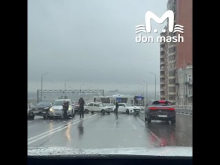 На въезде в Ростов через Ворошиловский мост — массовая авария.   Столкнулись несколько машин. Пробка в обе стороны +... (видео)