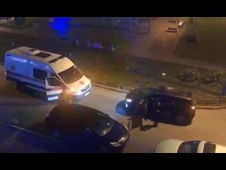 На улице Валерия Гаврилина водитель легковушки больше 15 минут не давала проехать скорой помощи. Очевидцы утверждают,... (видео)