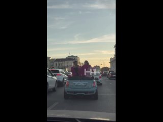 🍷🚘 Полицейские оштрафовали водителя Mini Cooper, который прокатил веселых девчонок с шампанским по Нижне-Волжской... (видео)