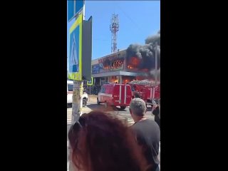 Один пожарный погиб на пожаре в торговом центре «Русь» в Новошахтинске. Погиб сотрудник 19-й пожарной части. ... (видео)