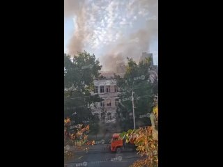 Эпичный пожар в центре города на Красноармейской. Возмодно возгорание произошло на территории воинской части.  Сейчас... (видео)