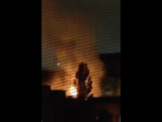 ⚠💥 Момент мощного прилёта в Киеве    В Киеве серия прилетов по вражеским целям: под атакой аэропорт «Жуляны», есть... (видео)